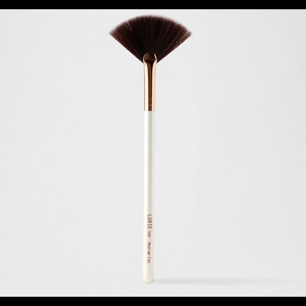 Bundle LUXIE 560 Medium Fan Brush Ipsy Bag